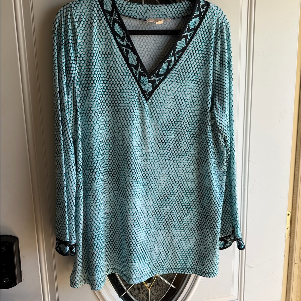 MICHAEL Michael Kors Aqua Geometric V‑Neck Long Sleeve Top with Black Trim